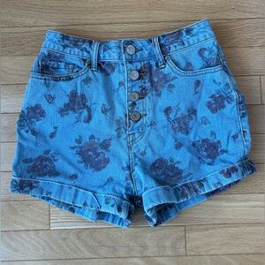 BDG Rose Pattern “Foxy” Super High-Waisted Shorts (Light Wash)
Size: 26 (2) 
EUC